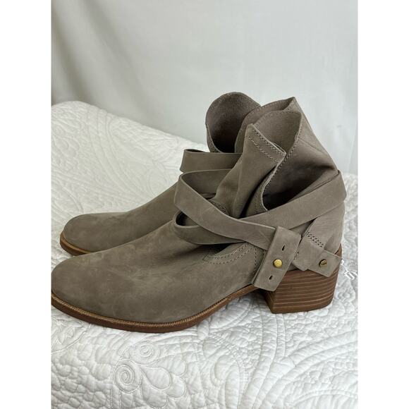 NWOT UGG Women's Size 9 Tan Suede Leather Loop Heel - Picture 4 of 11